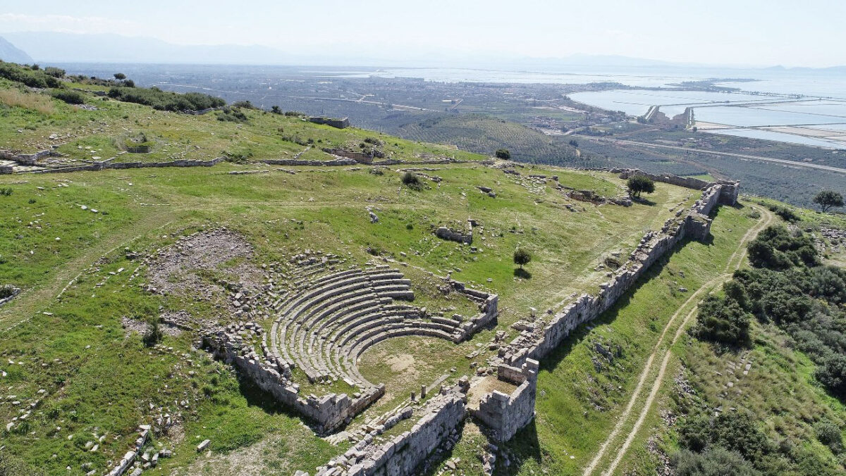 Το θέατρο της Πλευρώνας, με θέα το Μεσολόγγι και τη λιμνοθάλασσα Μεσολογγίου, πριν από την έναρξη του έργου. Πηγή εικόνας: ΥΠΠΟ.