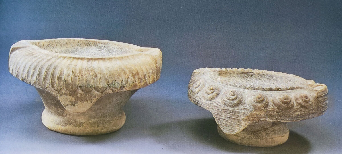 Λίθινοι λύχνοι με ανάγλυφη διακόσμηση. Πηγή εικόνας: ΥΠΠΟ.