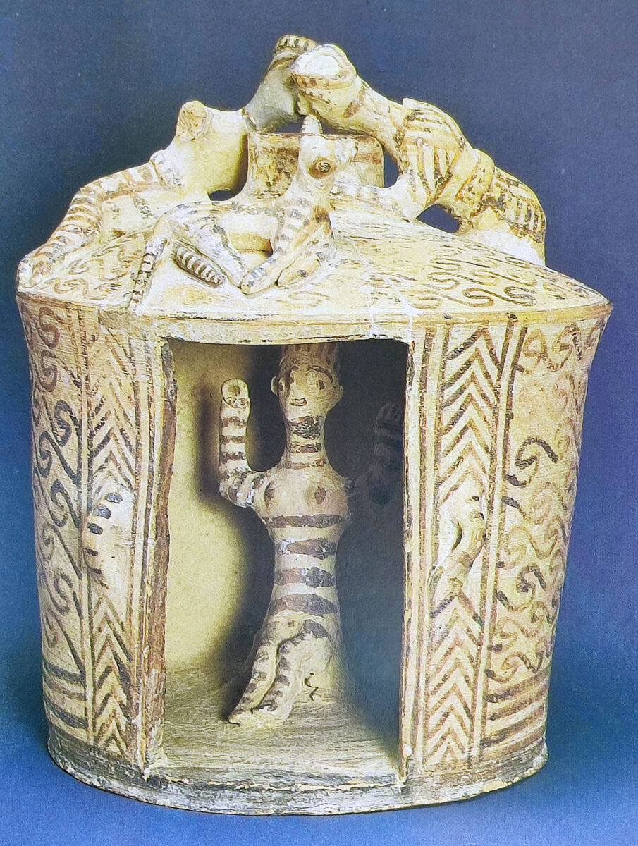 Πρωτογεωμετρικός οικίσκος με παράσταση θεότητας σε ιερό. Βρέθηκε στην περιφέρεια του ανακτόρου. Πηγή εικόνας: ΥΠΠΟ.