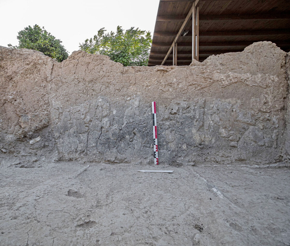 Υψηλός διαχωριστικός πλίνθινος τοίχος ενός δωματίου. Πηγή εικόνας: ΥΠΠΟ.