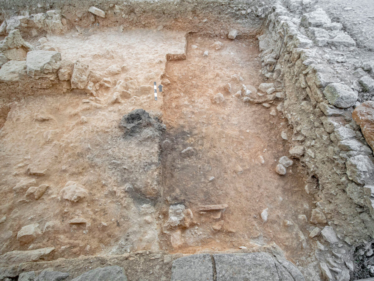 Τμήμα από καμένο ξύλο του δεύτερου ορόφου. Πηγή εικόνας: ΥΠΠΟ.