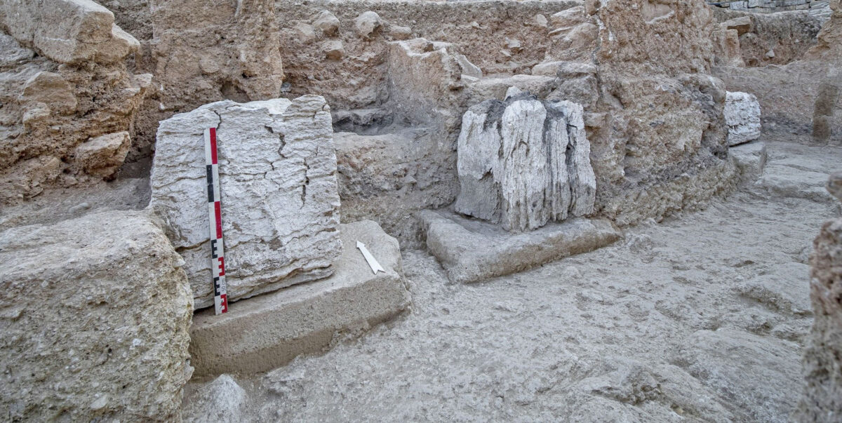 Υψηλές βάσεις πεσσών από γυψόλιθο. Πηγή εικόνας: ΥΠΠΟ.