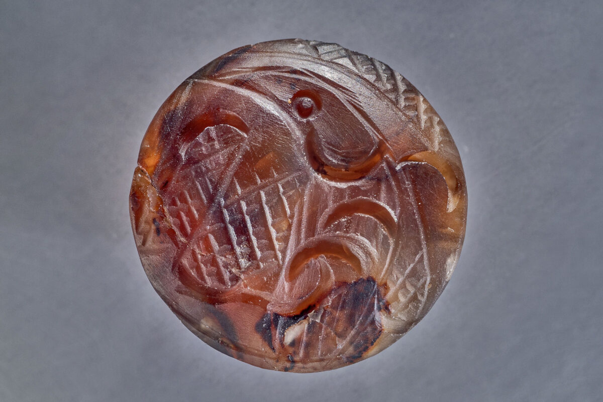 Σφραγίδα από αχάτη με παράσταση ψαριού. Πηγή εικόνας: ΥΠΠΟ.