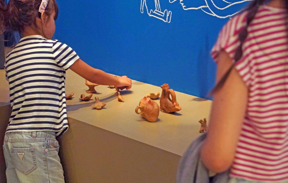 Οι συντηρητές της Εφορείας Αρχαιοτήτων Άρτας δημιούργησαν αντίγραφα επιλεγμένων παιχνιδιών, τα οποία οι επισκέπτες έχουν τη δυνατότητα να περιεργαστούν κατά την περιήγησή τους.