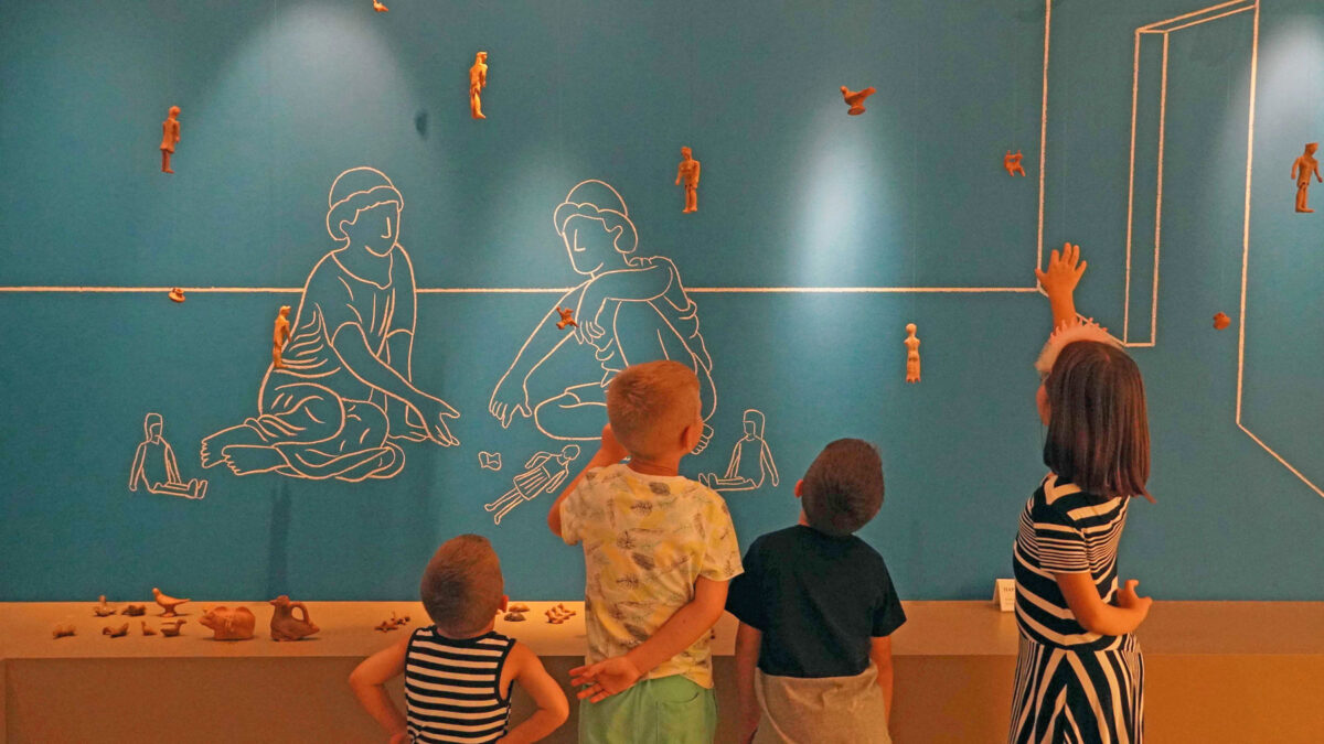 Οι συντηρητές της Εφορείας Αρχαιοτήτων Άρτας δημιούργησαν αντίγραφα επιλεγμένων παιχνιδιών, τα οποία οι επισκέπτες έχουν τη δυνατότητα να περιεργαστούν κατά την περιήγησή τους.