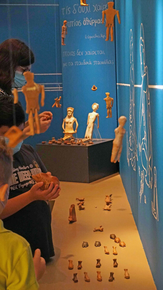 Οι συντηρητές της Εφορείας Αρχαιοτήτων Άρτας δημιούργησαν αντίγραφα επιλεγμένων παιχνιδιών, τα οποία οι επισκέπτες έχουν τη δυνατότητα να περιεργαστούν κατά την περιήγησή τους.