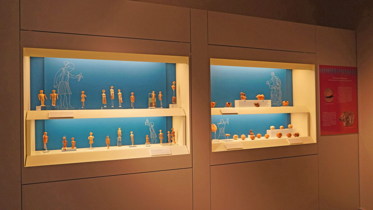 Άποψη της έκθεσης «Το παιχνίδι στην Αμβρακία. Αθύρματα για παιχνιδίσματα» που διοργάνωσε η Εφορεία Αρχαιοτήτων Άρτας και παρουσιάζεται στο Αρχαιολογικό Μουσείο Άρτας.