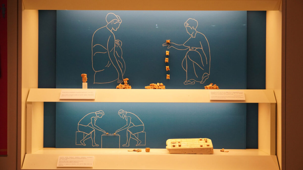 Άποψη της έκθεσης «Το παιχνίδι στην Αμβρακία. Αθύρματα για παιχνιδίσματα» που διοργάνωσε η Εφορεία Αρχαιοτήτων Άρτας και παρουσιάζεται στο Αρχαιολογικό Μουσείο Άρτας.