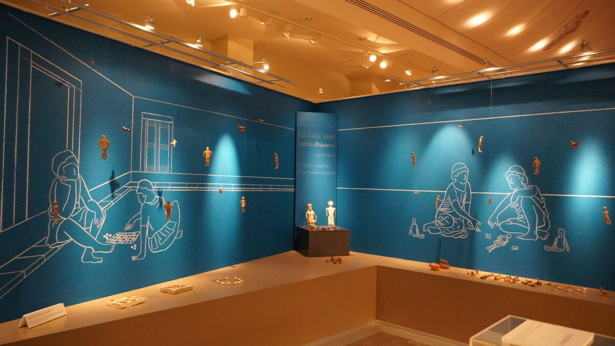 Άποψη της έκθεσης «Το παιχνίδι στην Αμβρακία. Αθύρματα για παιχνιδίσματα» που διοργάνωσε η Εφορεία Αρχαιοτήτων Άρτας και παρουσιάζεται στο Αρχαιολογικό Μουσείο Άρτας.
