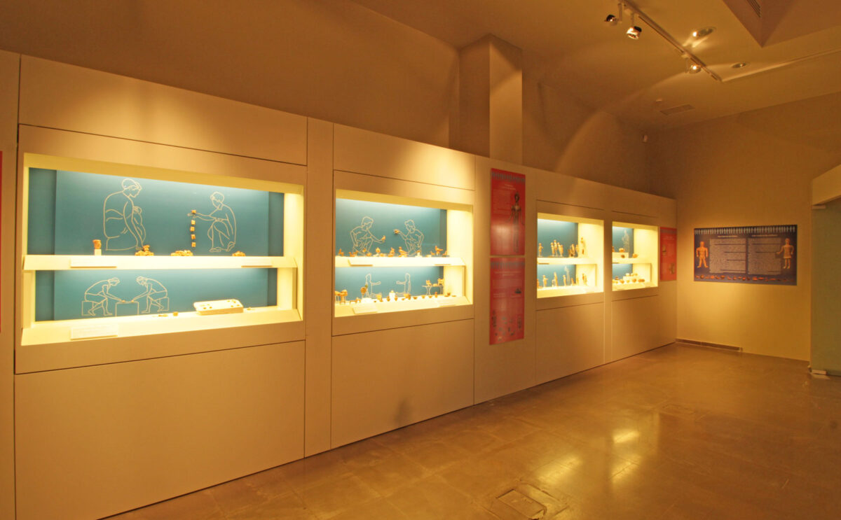 Άποψη της έκθεσης «Το παιχνίδι στην Αμβρακία. Αθύρματα για παιχνιδίσματα» που διοργάνωσε η Εφορεία Αρχαιοτήτων Άρτας και παρουσιάζεται στο Αρχαιολογικό Μουσείο Άρτας.