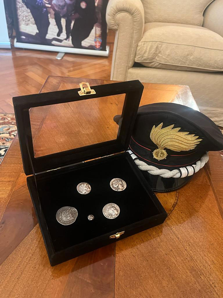 Επιστρέφουν στην Ελλάδα πέντε αρχαία νομίσματα