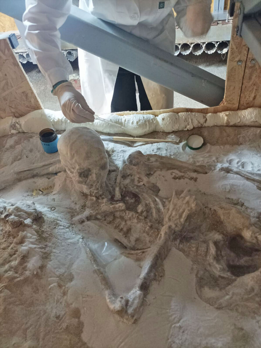 Συντηρώντας τους Δεσμώτες του Φαλήρου. Φωτ.: ΑΠΕ-ΜΠΕ / ΕΦΑ Πειραιώς και Νήσων.