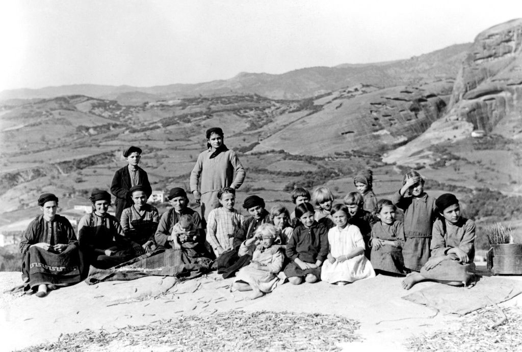 Ομαδική φωτογραφία γυναικών και παιδιών πάνω σε βράχο των Μετεώρων.
