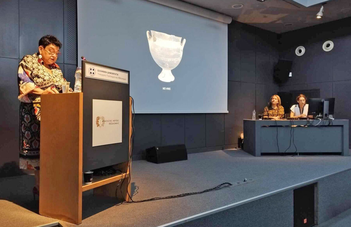 Η Ελένη Λαμπροθανάση κατά την ανάγνωση της εισήγησης που έκανε η ίδια με τη Νομική Γάργαλη και τη Χαρίκλεια Κορομηλά. Πηγή εικόνας: ΑΠΕ-ΜΠΕ.