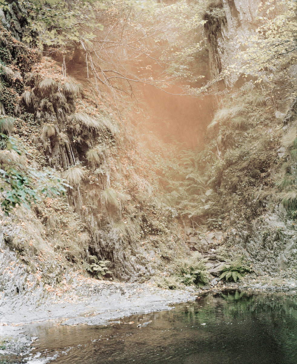 Φωτογραφία της Μυρτούς Παπαδοπούλου από την έκθεση «Spirits Unseen». Πηγή εικόνας: Μουσείο Μπενάκη.