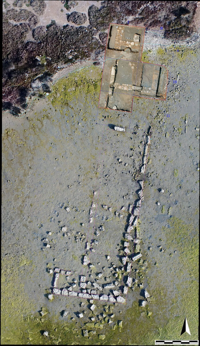 Σαλαμίς, Όρμος Αμπελακίου. Αεροφωτογραφία του μακρόστενου δημόσιου κτηρίου (Στοάς), κατά την περίοδο πτώσης των υδάτων στον Όρμο, με την περιοχή της ανασκαφής του 2022 (στο επάνω μέρος). Πηγή εικόνας: ΥΠΠΟ.