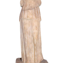 Μαρμάρινο αναθηματικό αγαλματίδιο γυναικείας μορφής με ενεπίγραφη βάση. 4ος–3ος αι. π.Χ. Φωτ.: Στέλιος Ιερεμίας.
