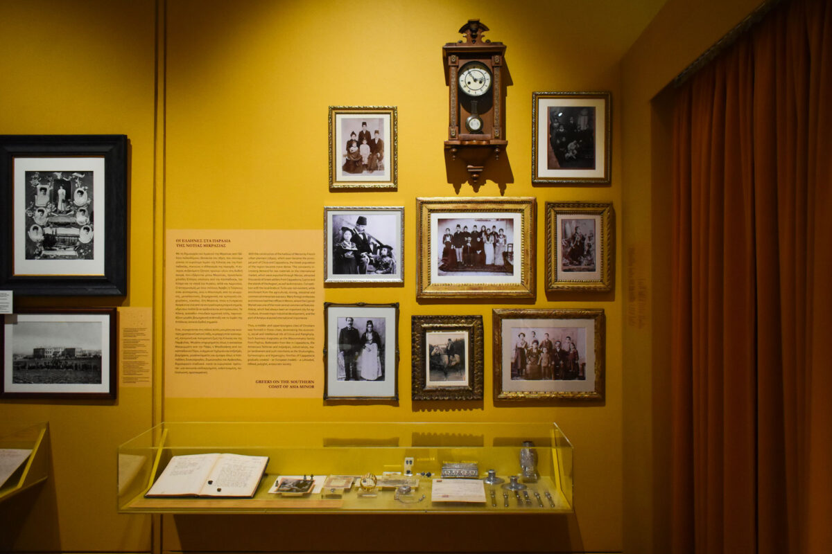Άποψη της έκθεσης «Από τη Μικρά Ασία στην Κύπρο: Λάμψη – Καταστροφή – Ξεριζωμός – Δημιουργία» στη Λεβέντειο Πινακοθήκη.