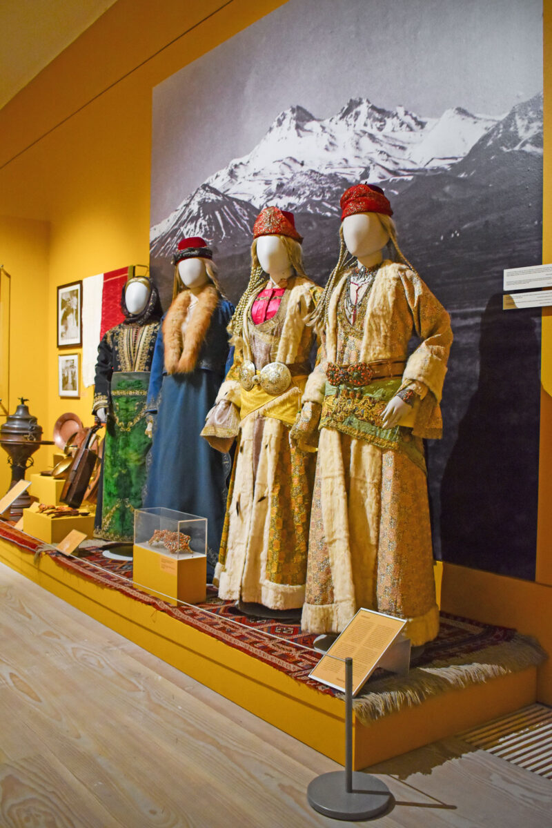 Άποψη της έκθεσης «Από τη Μικρά Ασία στην Κύπρο: Λάμψη – Καταστροφή – Ξεριζωμός – Δημιουργία» στη Λεβέντειο Πινακοθήκη.