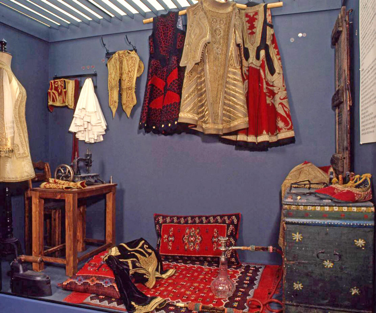 Προθήκη αφιερωμένη στη ραπτική από την έκθεση του Ιδρύματος Βασίλη Παπαντωνίου «Παραγωγή, επεξεργασία και εφαρμογή των φυσικών υφαντικών υλών στην Ελλάδα» που τιμήθηκε με το European Museum of the Year main Award (EMYA), 1981. Φωτογραφικό Αρχείο Ιδρύματος Βασίλη Παπαντωνίου.