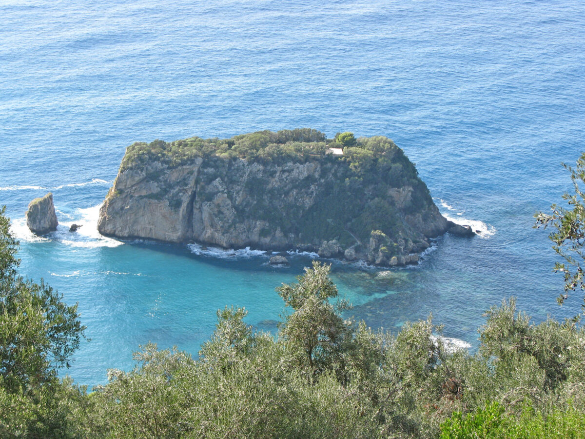 Tο νησάκι της Κεραδικιάς, από την απέναντι ακτή. Φωτ.: ΑΠΕ-ΜΠΕ / Φώντας Αλαμάνος.