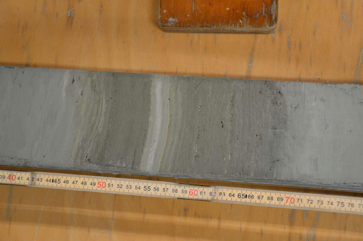 Τμήμα γεώτρησης από τον βυθό κατά την προηγούμενη αποστολή. Δείχνει τα ιζήματα που αποτέθηκαν στον Αιγαίο Πέλαγος μεταξύ περίπου 9.000 και 7.000 έτη πριν από σήμερα. Φωτ.: Joerg Pross.