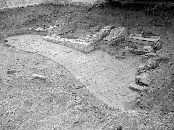 Αρχαιολογικά κατάλοιπα με εξέχουσα θέση στον αρχαιολογικό περίπατο του Μολύβου. Οικόπεδο Στρατιώτη. Ταφική οδός και ταφικά μνημεία. Πηγή εικόνας: ΥΠΠΟ.