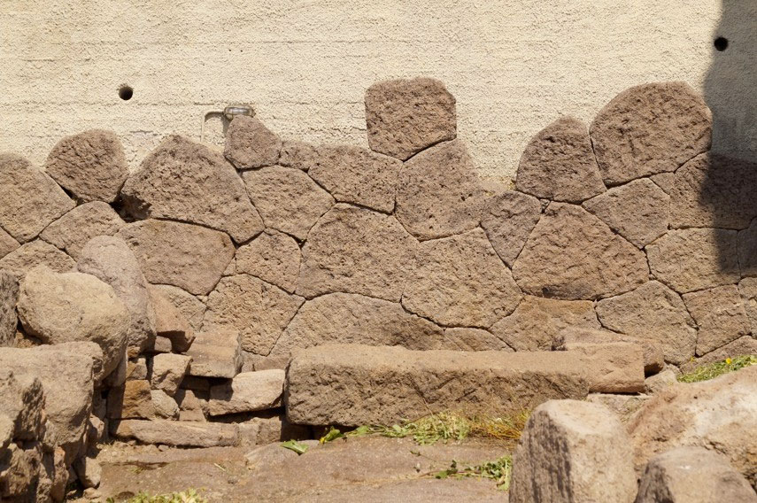 Αρχαιολογικά κατάλοιπα με εξέχουσα θέση στον αρχαιολογικό περίπατο του Μολύβου. Αναλημματικός τοίχος εντός του οικοπέδου ιδιοκτησίας ΟΤΕ. 6ος αι. π.Χ. Πηγή εικόνας: ΥΠΠΟ.