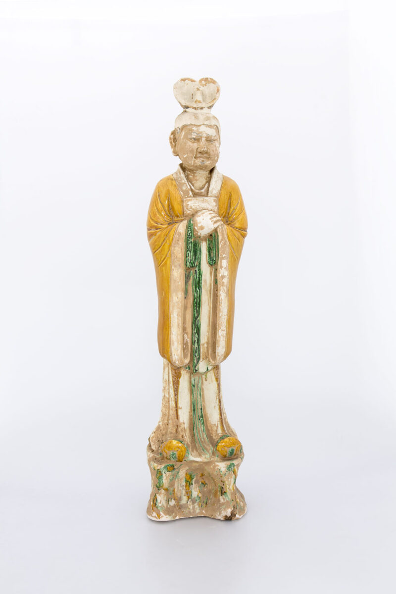 Ταφικό ειδώλιο αξιωματούχου που κρατά δέλτο. Πηλός με εφυάλωση, γραπτή διακόσμηση και ίχνη επιχρύσωσης, Χεμπέι ή Χενάν, Τανγκ, πρώτο μισό 8ου αιώνα μ.Χ., ύψος 74,5 εκ. Μουσείο Μπενάκη 2225, δωρεά Γεώργιου Ευμορφόπουλου.