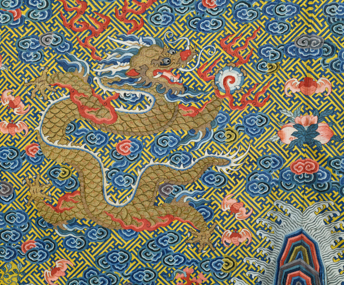 Ρόμπα για χρήση από τον αυτοκράτορα (λεπτομέρεια). Μετάξι και χρυσοκλωστή, επίχρυσα κουμπιά, Κίνα, Τσινγκ, 19ος αιώνας μ.Χ., μήκος 155 εκ. Μουσείο Μπενάκη 11696, δωρεά Μάρκου Πάλλη.