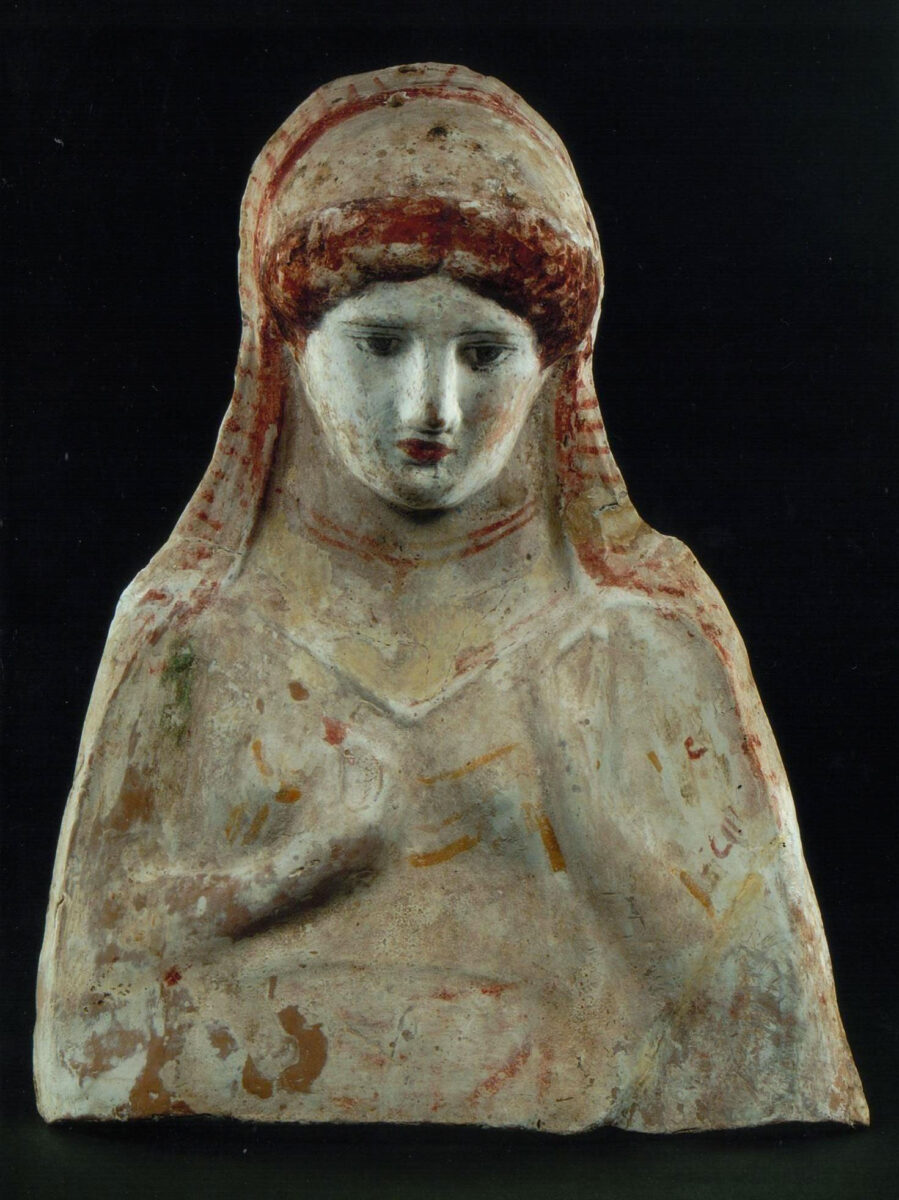 Η γυναικεία προτομή του 4ου αι. π.Χ. στο Αρχαιολογικό Μουσείο Αμφίπολης. Πηγή εικόνας: ΥΠΠΟ.