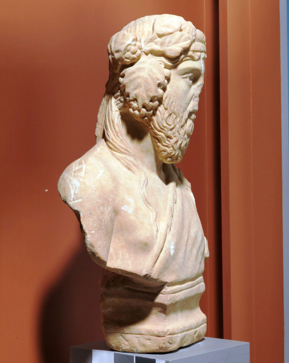 Μαρμάρινη προτομή του θεού Διονύσου, 2ος αι. μ.Χ. Αρχαιολογικό Μουσείο Δράμας. Πηγή εικόνας: ΑΠΕ-ΜΠΕ.