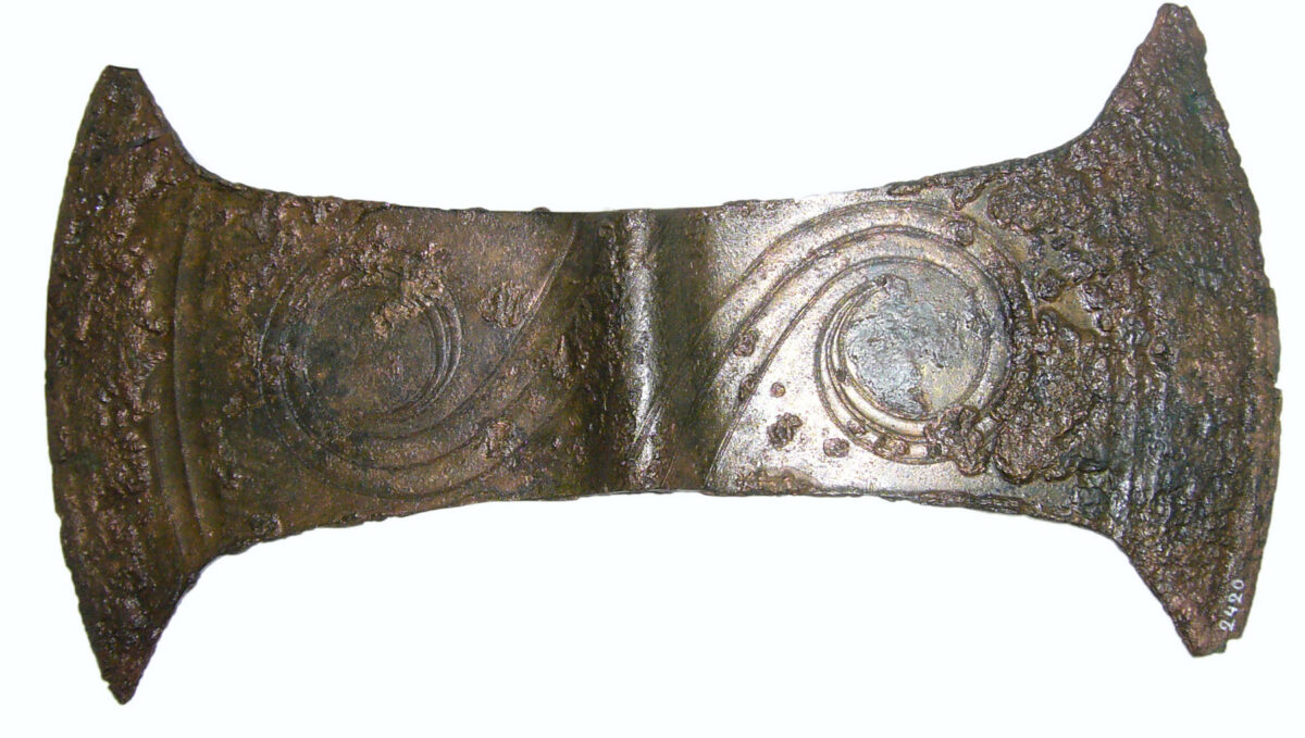 Η έκθεση «Οι Έλληνες: Από τον Αγαμέμνονα στον Μέγα Αλέξανδρο» περιέχει περισσότερα από 170 εκθέματα, τεχνουργήματα της αρχαίας ελληνικής γλυπτικής, ζωγραφικής και κοσμηματοτεχνίας, που προέρχονται από 14 ελληνικά μουσεία και συλλογές. Πηγή εικόνας: ΥΠΠΟ.