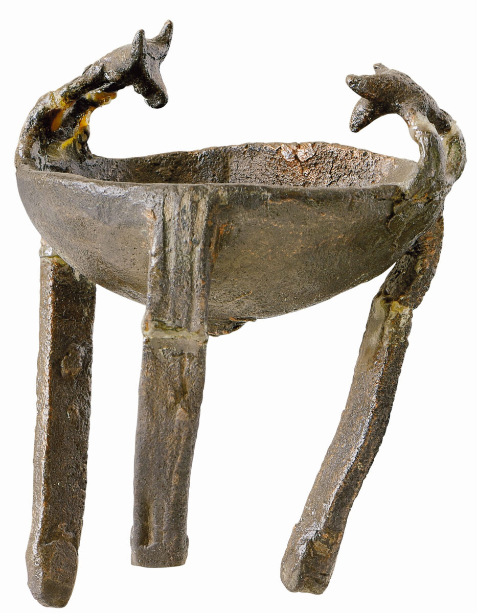 Η έκθεση «Οι Έλληνες: Από τον Αγαμέμνονα στον Μέγα Αλέξανδρο» περιέχει περισσότερα από 170 εκθέματα, τεχνουργήματα της αρχαίας ελληνικής γλυπτικής, ζωγραφικής και κοσμηματοτεχνίας, που προέρχονται από 14 ελληνικά μουσεία και συλλογές. Πηγή εικόνας: ΥΠΠΟ.