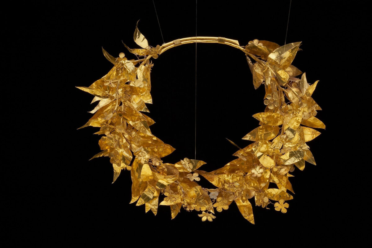 Η έκθεση «Οι Έλληνες: Από τον Αγαμέμνονα στον Μέγα Αλέξανδρο» περιέχει περισσότερα από 170 εκθέματα, τεχνουργήματα της αρχαίας ελληνικής γλυπτικής, ζωγραφικής και κοσμηματοτεχνίας, που προέρχονται από 14 ελληνικά μουσεία και συλλογές. Πηγή εικόνας: ΥΠΠΟ.