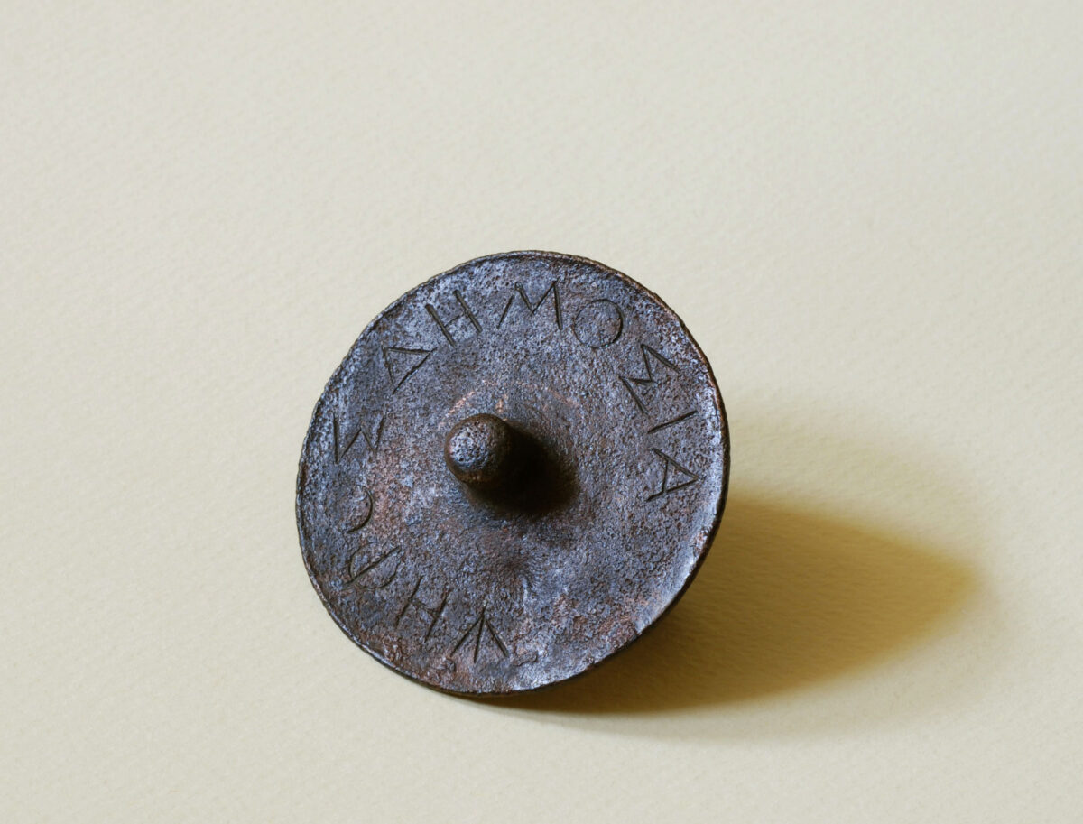 Η έκθεση «Οι Έλληνες: Από τον Αγαμέμνονα στον Μέγα Αλέξανδρο» περιέχει περισσότερα από 170 εκθέματα, τεχνουργήματα της αρχαίας ελληνικής γλυπτικής, ζωγραφικής και κοσμηματοτεχνίας, που προέρχονται από 14 ελληνικά μουσεία και συλλογές. Πηγή εικόνας: ΥΠΠΟ.