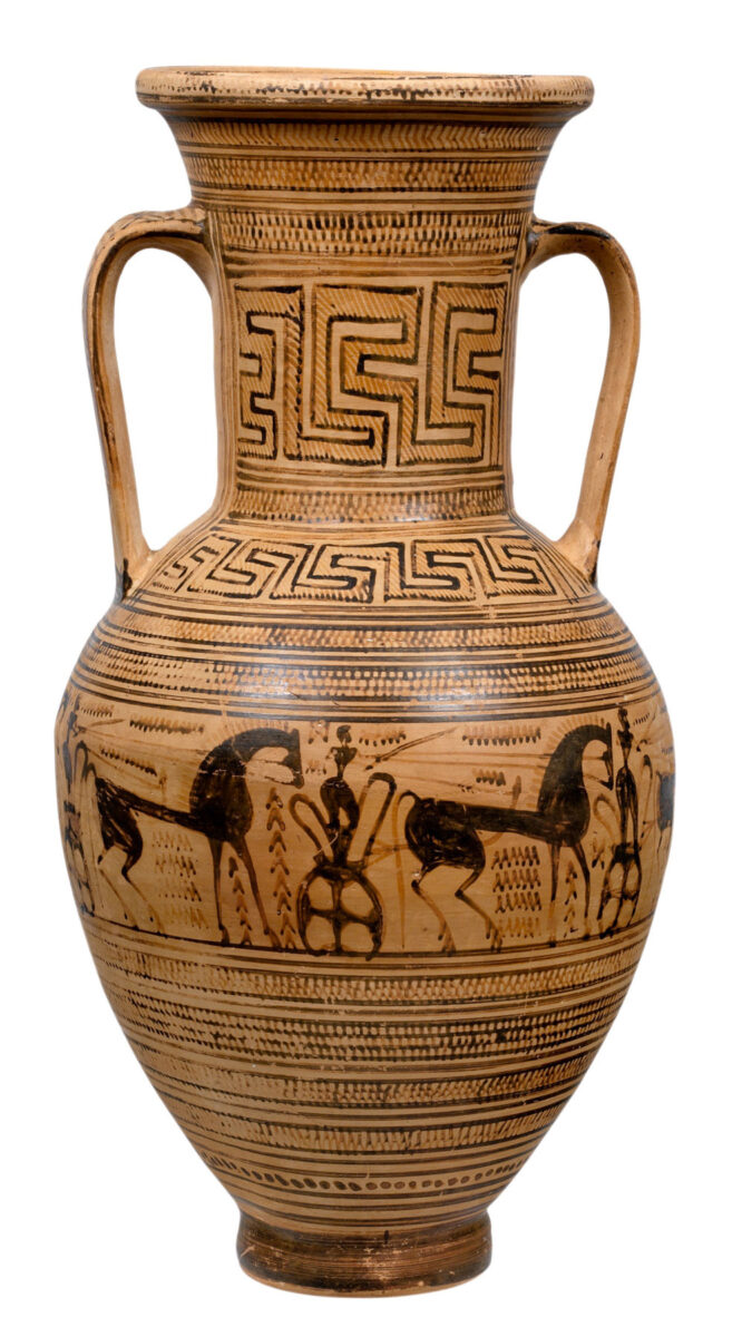 Η έκθεση «Οι Έλληνες: Από τον Αγαμέμνονα στον Μέγα Αλέξανδρο» περιέχει περισσότερα από 170 εκθέματα, τεχνουργήματα της αρχαίας ελληνικής γλυπτικής, ζωγραφικής και κοσμηματοτεχνίας, που προέρχονται από 14 ελληνικά μουσεία και συλλογές. Πηγή εικόνας: ΥΠΠΟ.