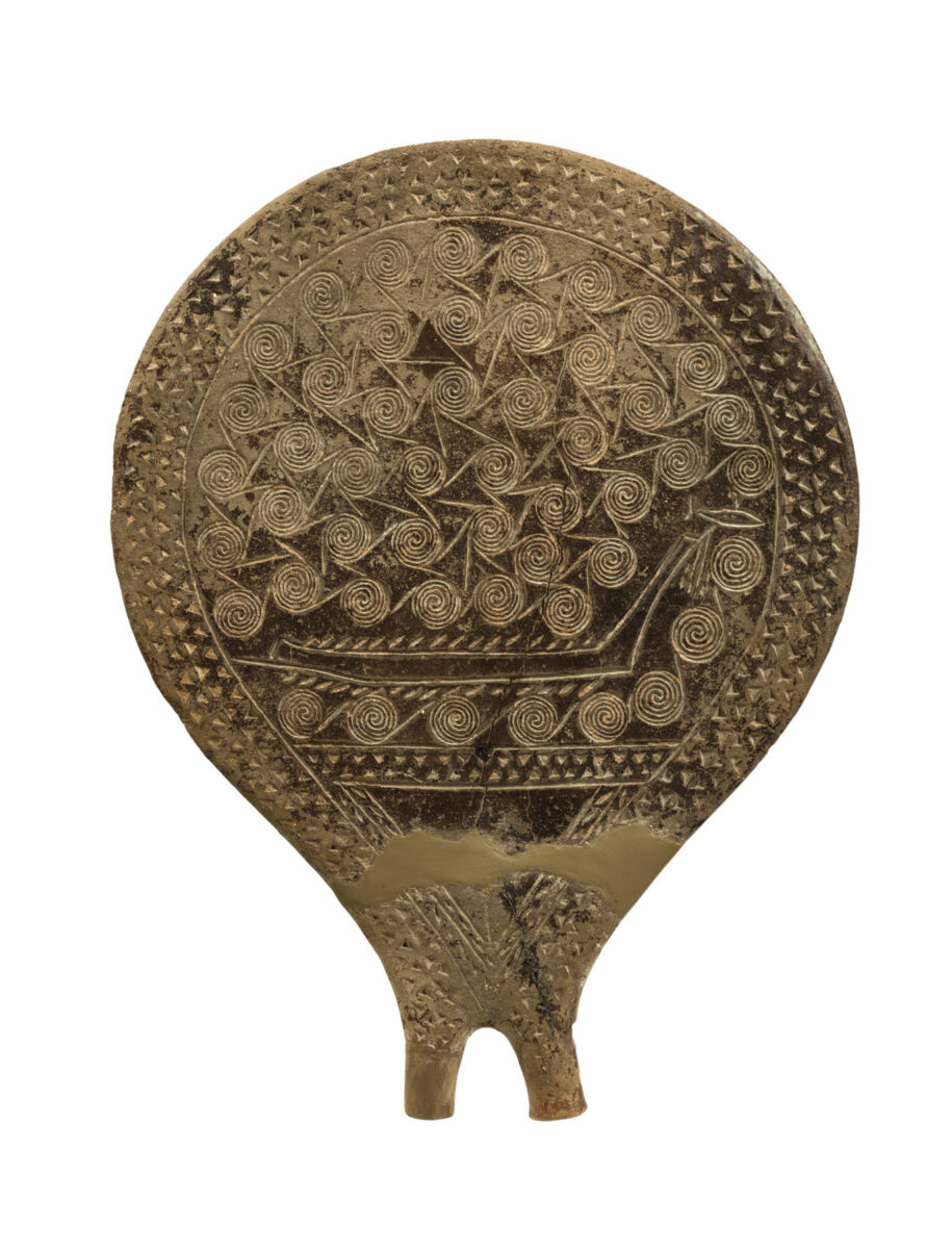 Η έκθεση «Οι Έλληνες: Από τον Αγαμέμνονα στον Μέγα Αλέξανδρο» περιέχει περισσότερα από 170 εκθέματα, τεχνουργήματα της αρχαίας ελληνικής γλυπτικής, ζωγραφικής και κοσμηματοτεχνίας, που προέρχονται από 14 ελληνικά μουσεία και συλλογές. Πηγή εικόνας: ΥΠΠΟ.