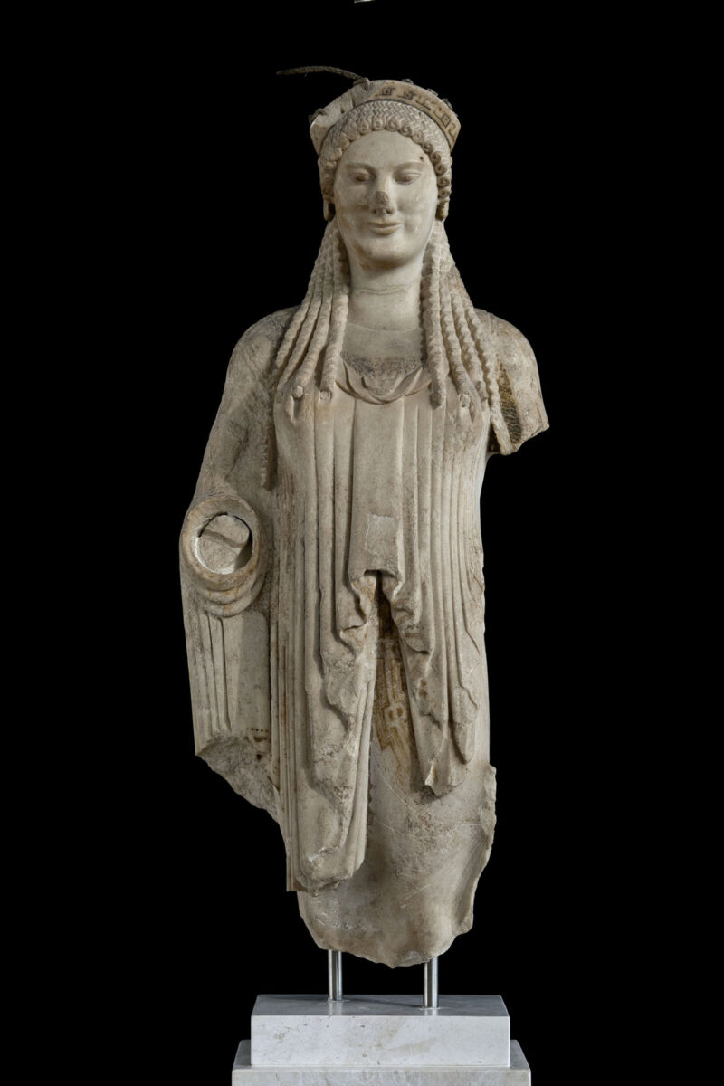 Η έκθεση «Οι Έλληνες: Από τον Αγαμέμνονα στον Μέγα Αλέξανδρο» περιέχει περισσότερα από 170 εκθέματα, τεχνουργήματα της αρχαίας ελληνικής γλυπτικής, ζωγραφικής και κοσμηματοτεχνίας, που προέρχονται από 14 ελληνικά μουσεία και συλλογές. Πηγή εικόνας: ΥΠΠΟ.