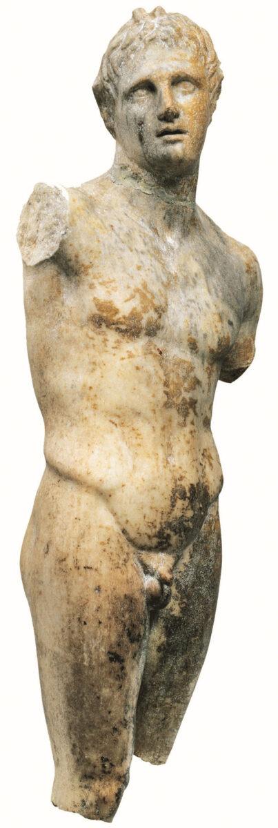 Η έκθεση «Οι Έλληνες: Από τον Αγαμέμνονα στον Μέγα Αλέξανδρο» περιέχει περισσότερα από 170 εκθέματα, τεχνουργήματα της αρχαίας ελληνικής γλυπτικής, ζωγραφικής και κοσμηματοτεχνίας, που προέρχονται από 14 ελληνικά μουσεία και συλλογές. Πηγή εικόνας: ΥΠΠΟ.