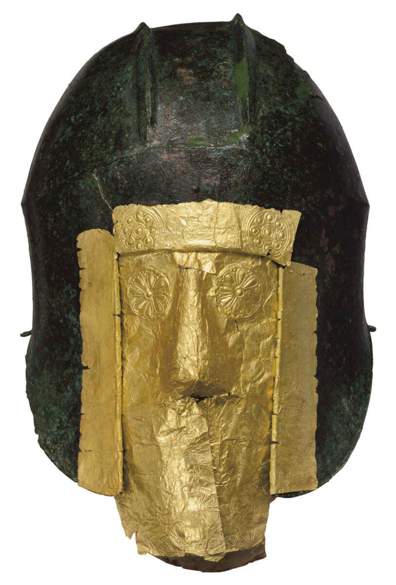 Η έκθεση «Οι Έλληνες: Από τον Αγαμέμνονα στον Μέγα Αλέξανδρο» περιέχει περισσότερα από 170 εκθέματα, τεχνουργήματα της αρχαίας ελληνικής γλυπτικής, ζωγραφικής και κοσμηματοτεχνίας, που προέρχονται από 14 ελληνικά μουσεία και συλλογές. Πηγή εικόνας: ΥΠΠΟ.