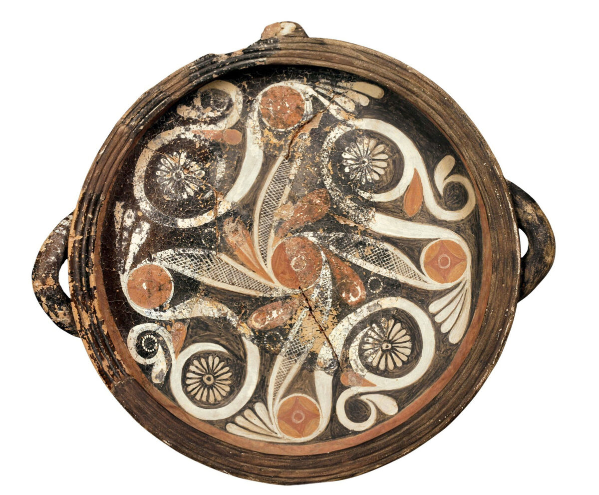 Η έκθεση «Οι Έλληνες: Από τον Αγαμέμνονα στον Μέγα Αλέξανδρο» περιέχει περισσότερα από 170 εκθέματα, τεχνουργήματα της αρχαίας ελληνικής γλυπτικής, ζωγραφικής και κοσμηματοτεχνίας, που προέρχονται από 14 ελληνικά μουσεία και συλλογές. Πηγή εικόνας: ΥΠΠΟ.