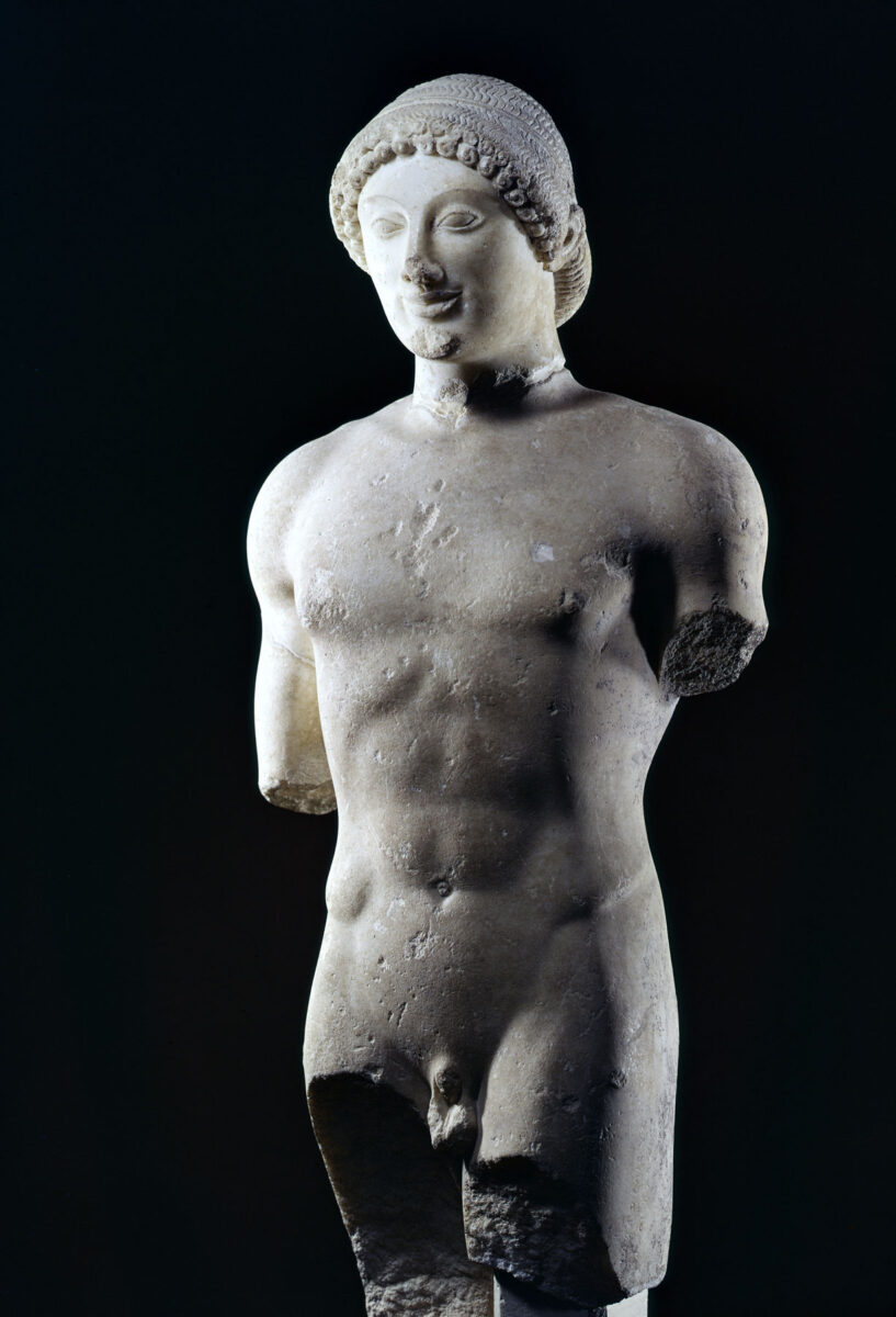 Η έκθεση «Οι Έλληνες: Από τον Αγαμέμνονα στον Μέγα Αλέξανδρο» περιέχει περισσότερα από 170 εκθέματα, τεχνουργήματα της αρχαίας ελληνικής γλυπτικής, ζωγραφικής και κοσμηματοτεχνίας, που προέρχονται από 14 ελληνικά μουσεία και συλλογές. Πηγή εικόνας: ΥΠΠΟ.