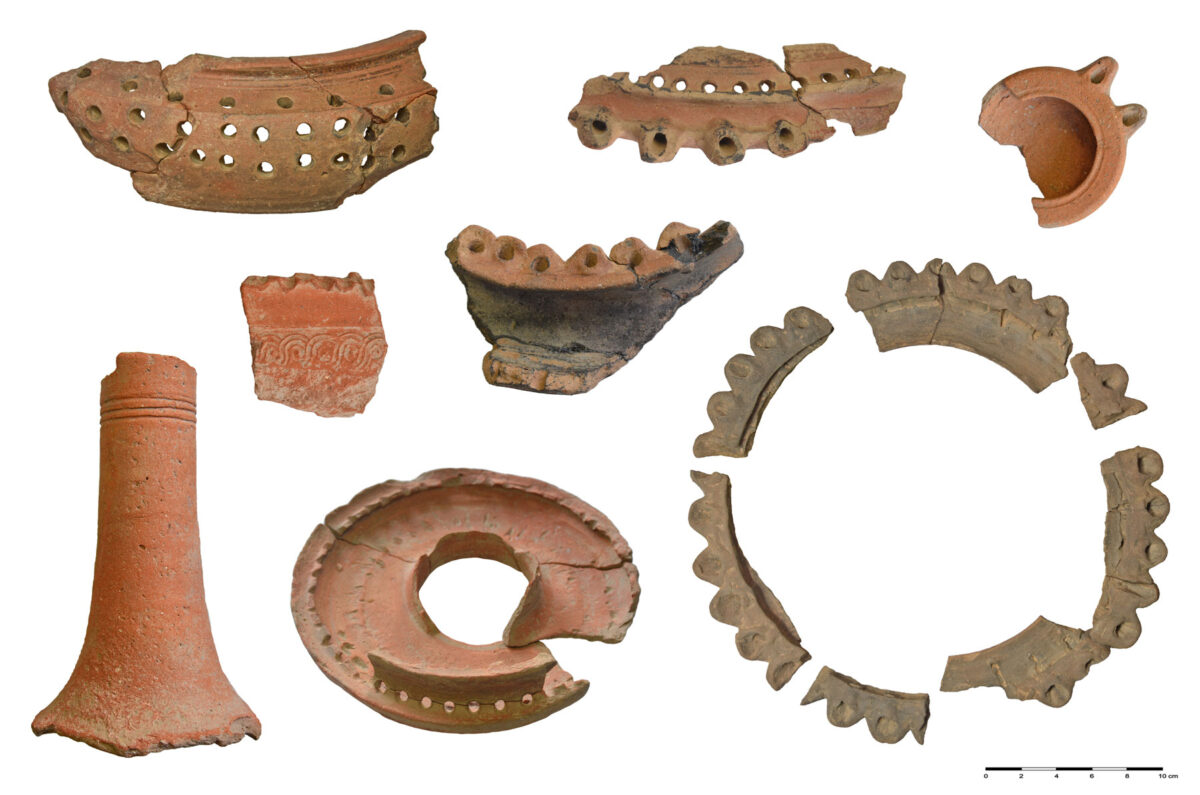 Εικ. 11. Θραύσματα πολύμυξων τελετουργικών φωτιστικών σκευών. Ψηφιακή επεξεργασία εικόνας: Εύα Κολοφωτιά.