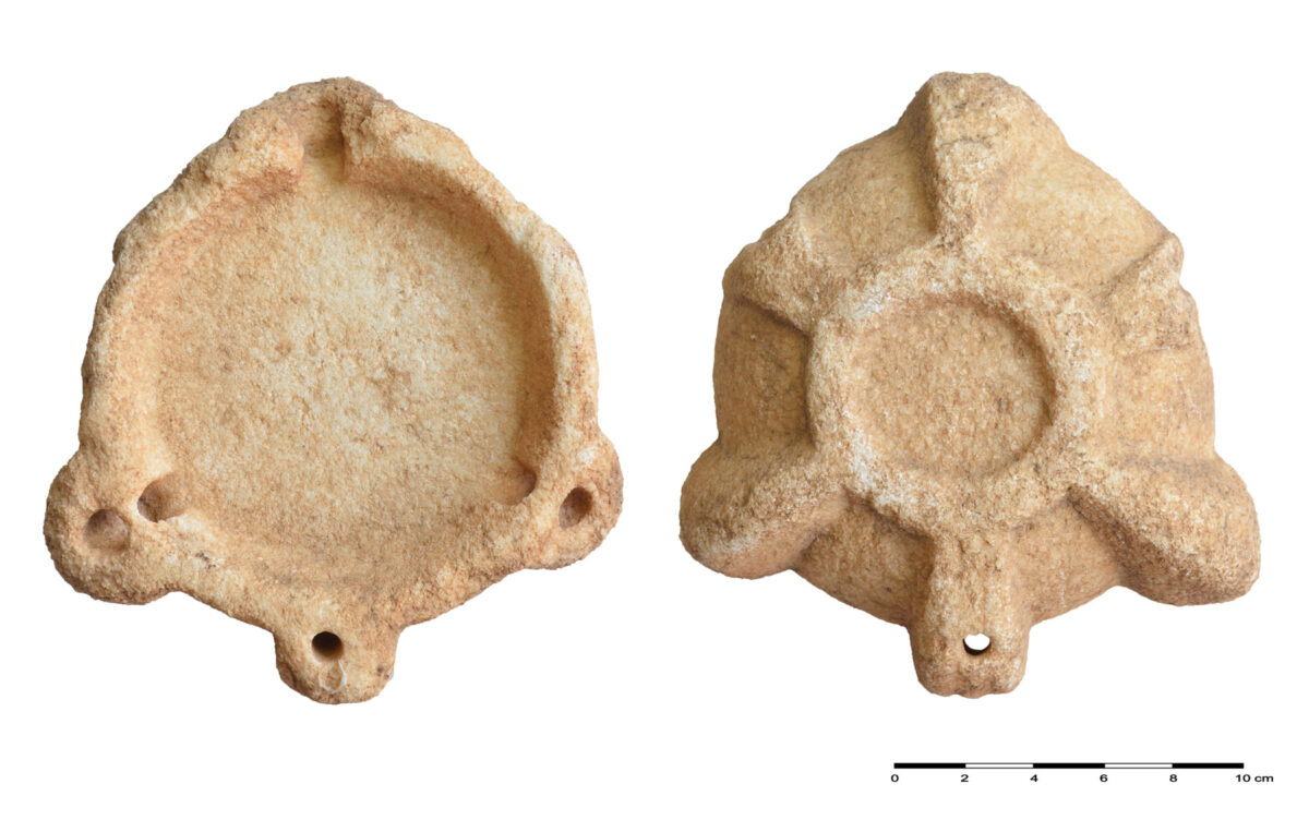 Εικ. 12. Μαρμάρινος τρίμυξος λύχνος. Ψηφιακή επεξεργασία εικόνας: Εύα Κολοφωτιά.