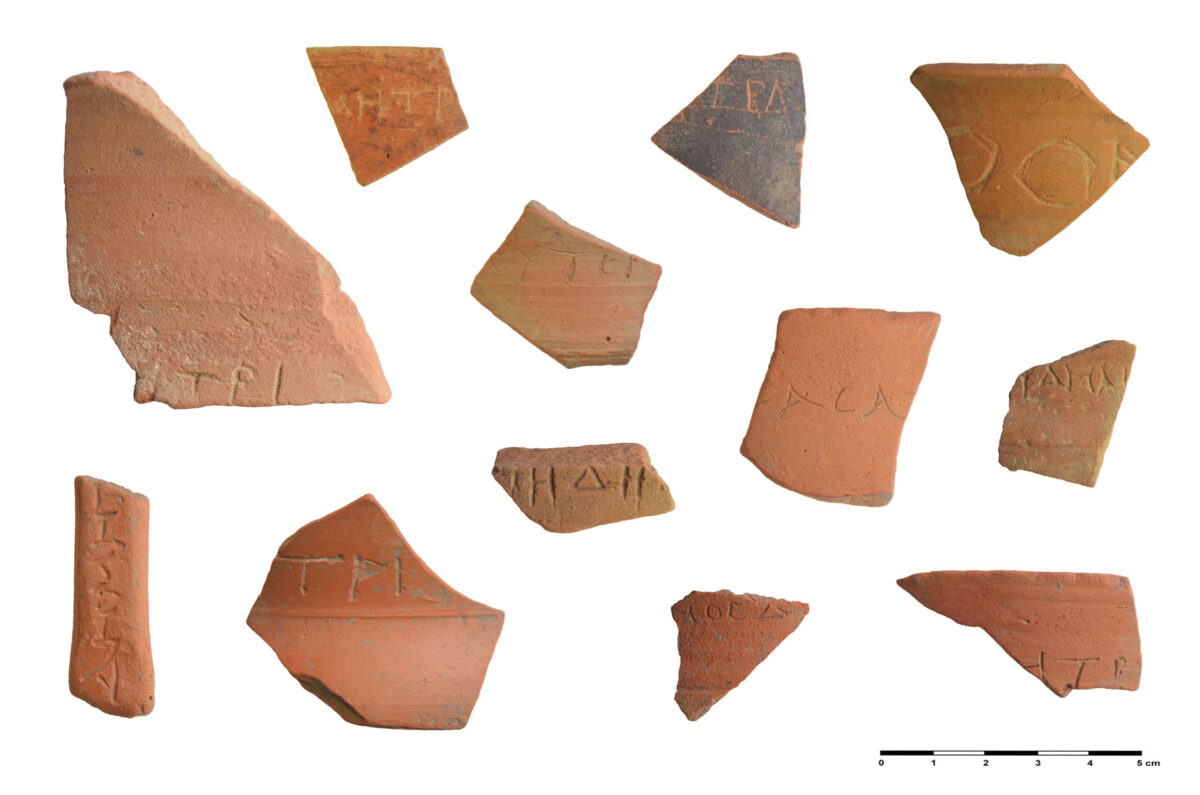 Εικ. 16. Graffiti πάνω σε τελετουργικά αγγεία πόσης από το εσωτερικό του Κτιρίων 3 στα οποία αναγράφονται τα ονόματα των λατρευόμενων θεοτήτων (Δήμητρα και Κόρη). Ψηφιακή επεξεργασία εικόνας: Εύα Κολοφωτιά.