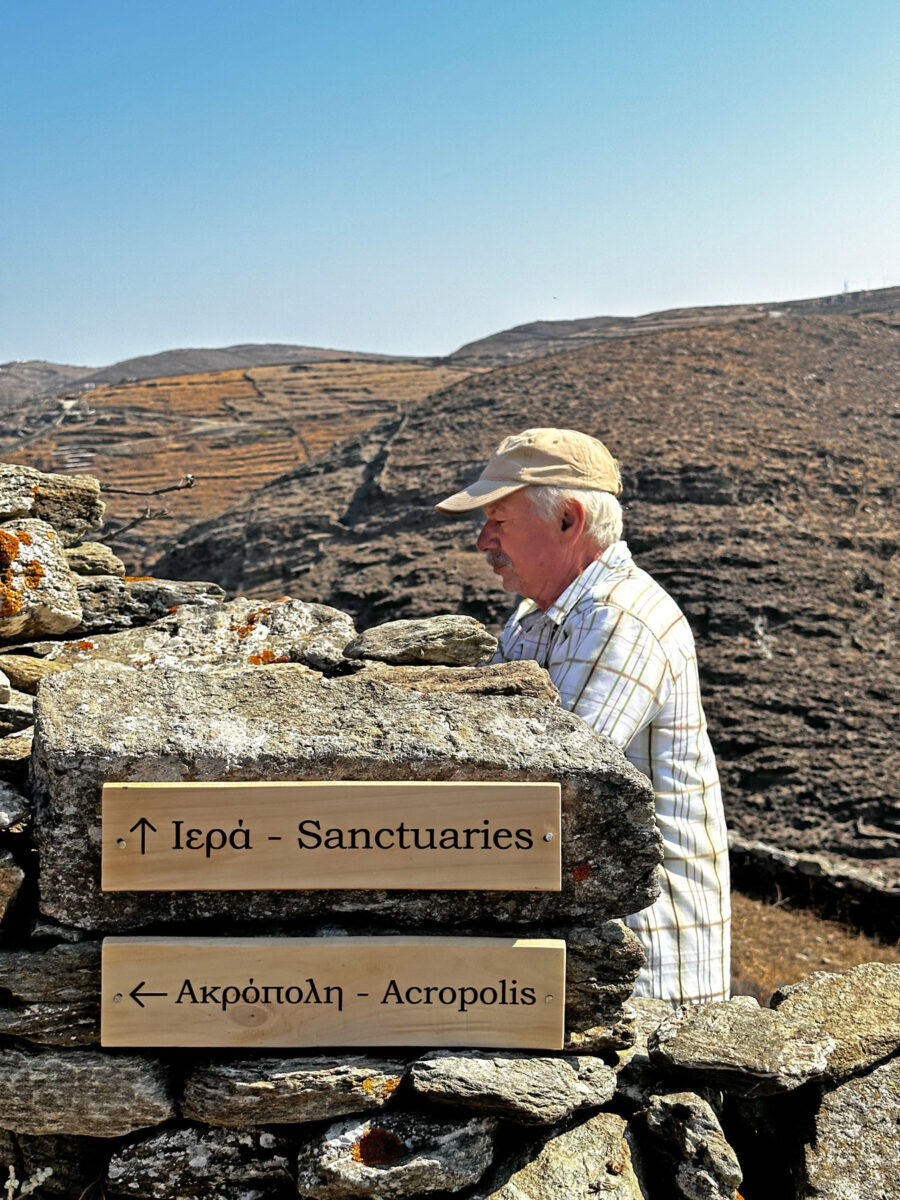 Εικ. 18. Τοποθέτηση ξύλινων ενημερωτικών πινακίδων στον αρχαιολογικό χώρο του Βρυοκάστρου.