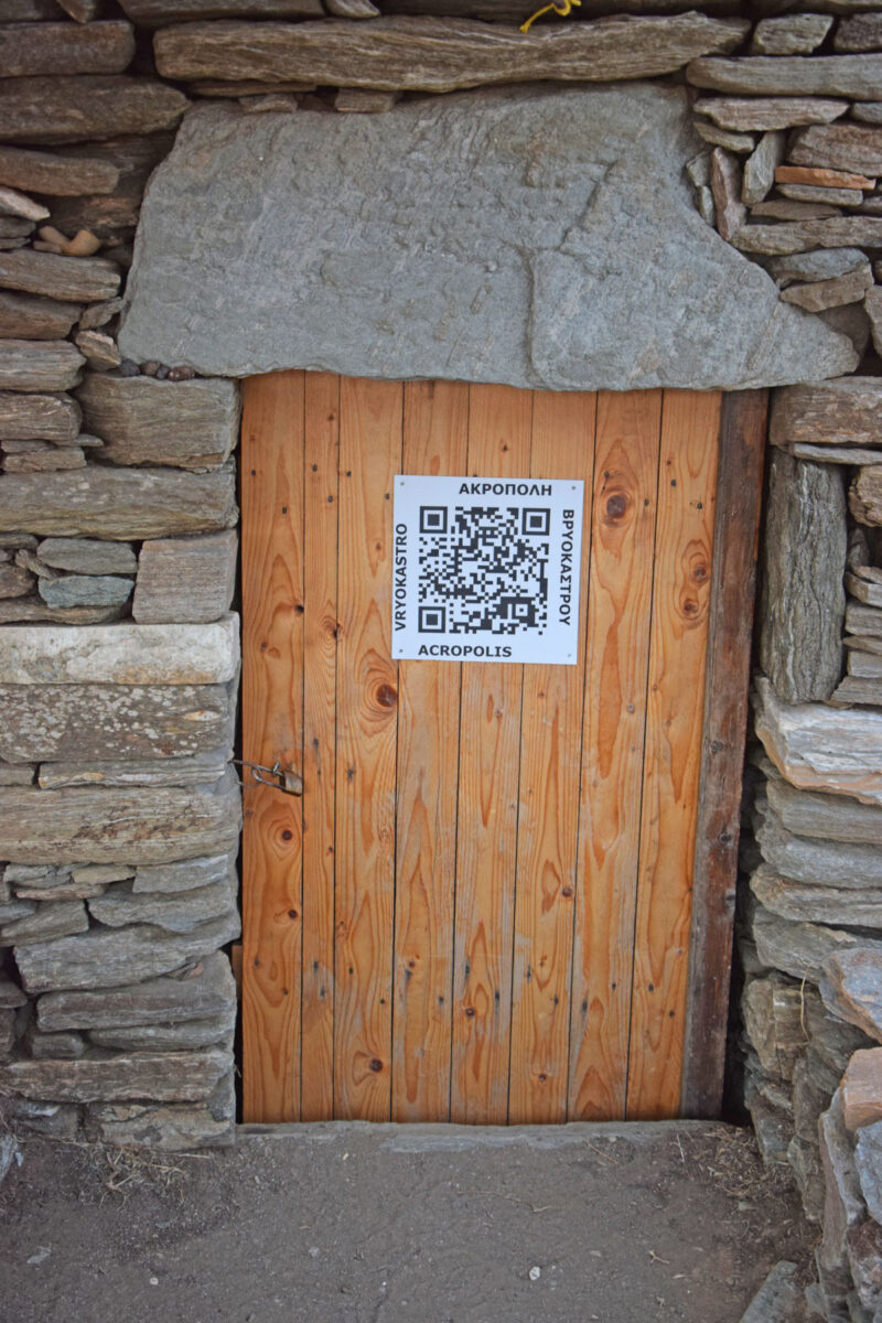 Εικ. 19. QR Code τοποθετημένη στην πόρτα του κελιού στην κορυφή της ακροπόλεως.