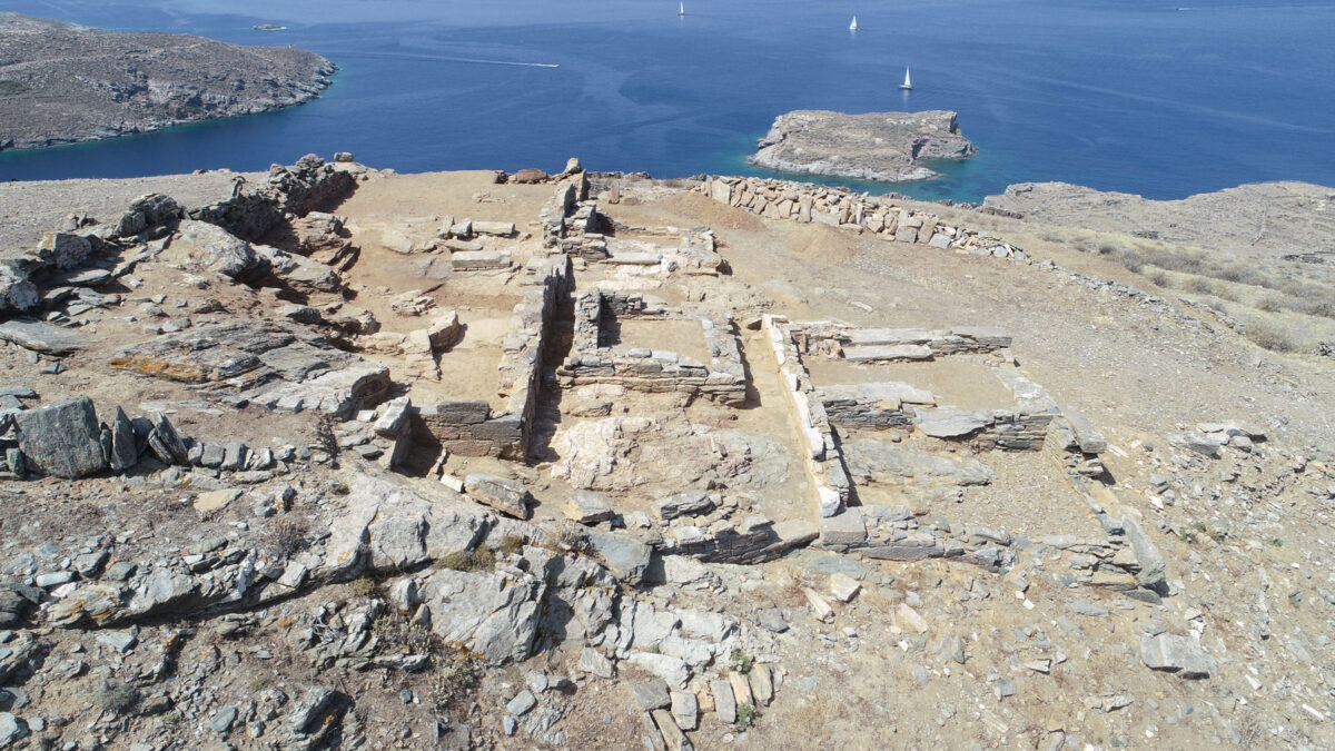 Εικ. 2. Αεροφωτογραφία του ιερού της Δήμητρας και Κόρης από τα ανατολικά. Σε πρώτο πλάνο, δεξιά, ο ναός (Κτίριο 4), αριστερά το επίμηκες Κτίριο 3, στο μέσον το Κτίριο 5, στο μέσον, στο βάθος, το Κτίριο 6 (φωτ.: Α. Μαζαράκης Αινιάν).