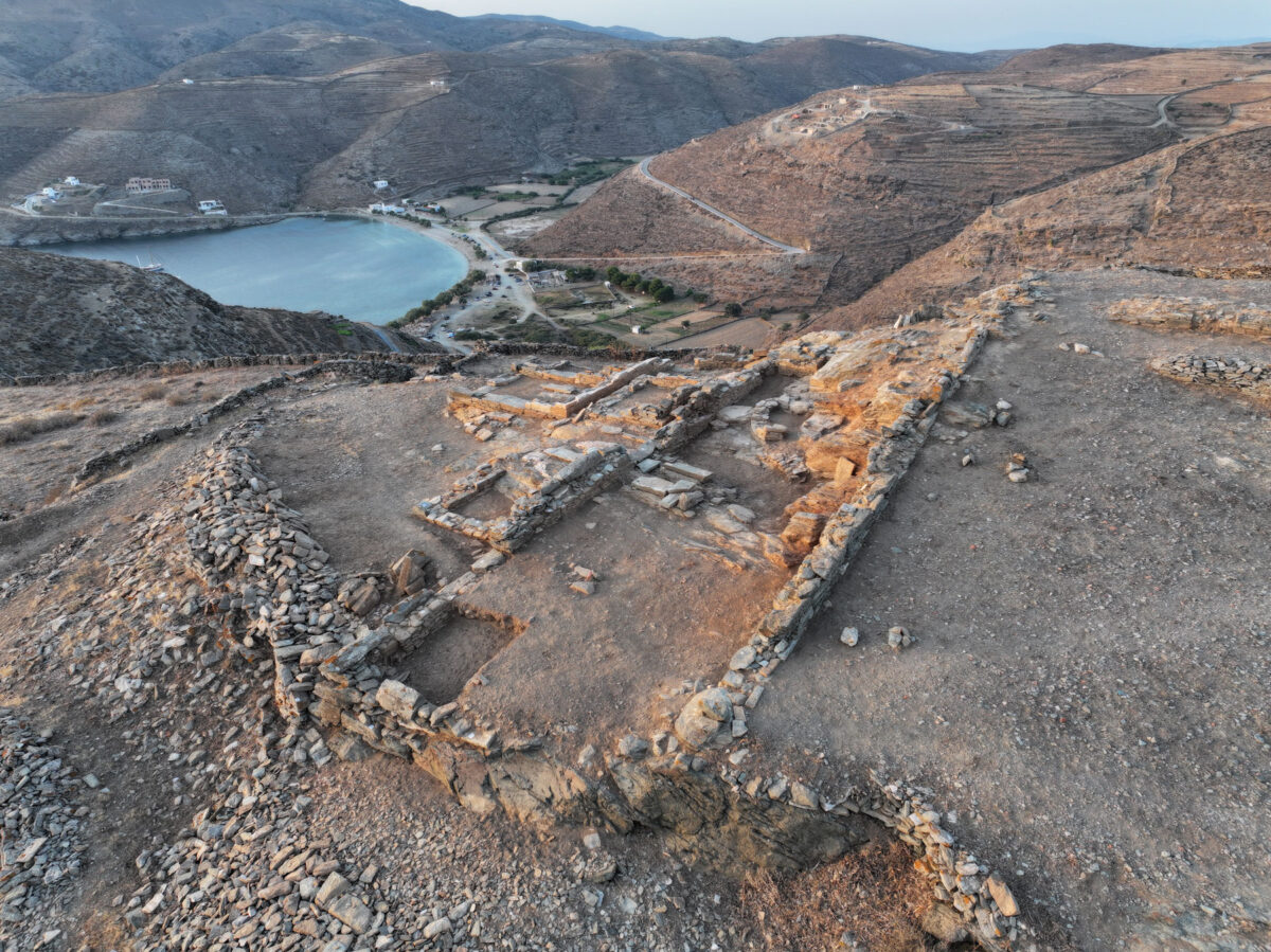Εικ. 3. Αεροφωτογραφία του Κτιρίου 3 μετά το πέρας της ανασκαφής από τα βορειοδυτικά (φωτ.: Α. Μαζαράκης Αινιάν).